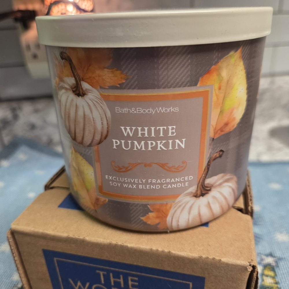 Bath & Body Works White Pumpkin Candle with Autumn Leaves White Barn Soy 3-wick